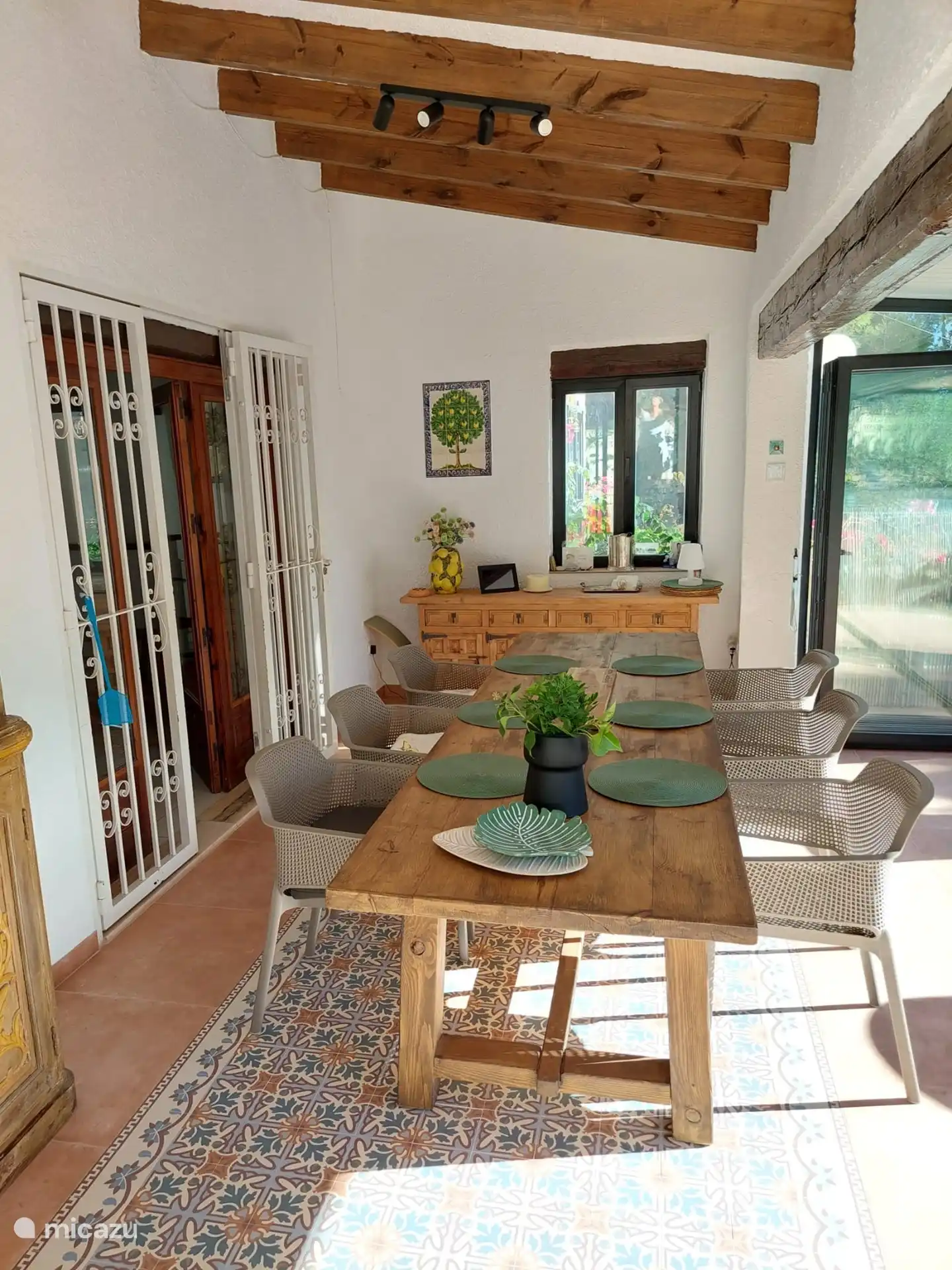 Eettafel in de Naya.