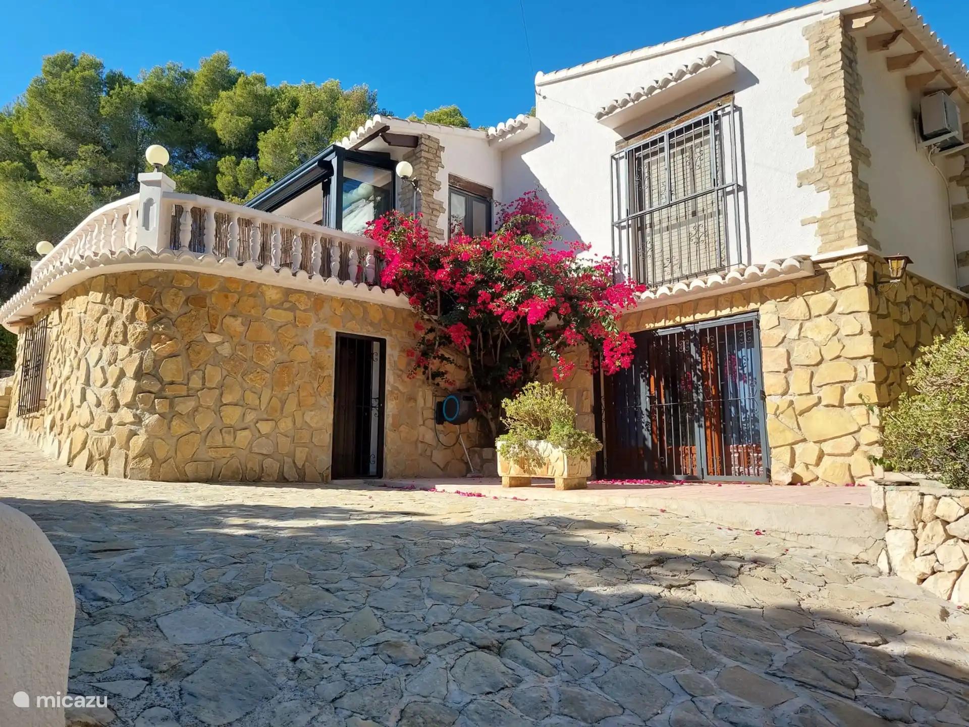 Voorkant van het huis gezien vanaf de entree.