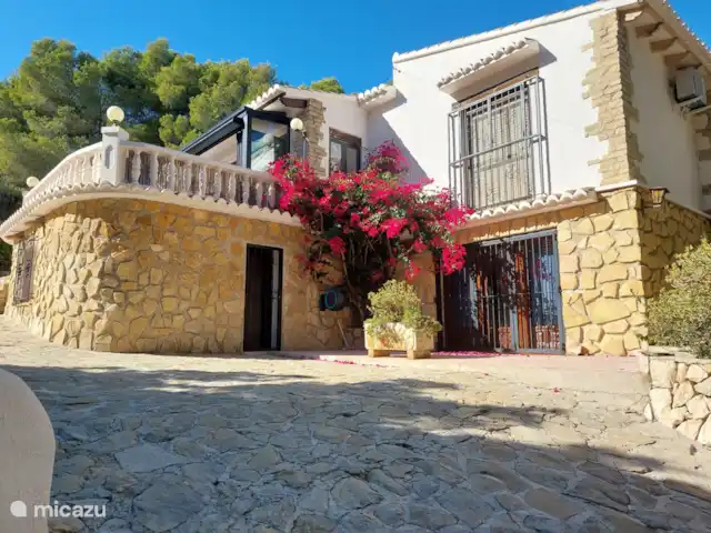 Siempre Verde - Con piscina climatizada en España, Costa Blanca, Moraira - villa Frente de la casa visto desde la entrada.