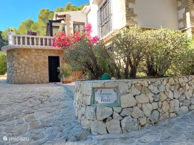 Siempre Verde - Con piscina climatizada en España, Costa Blanca, Moraira - villa Frente de la casa visto desde la entrada.