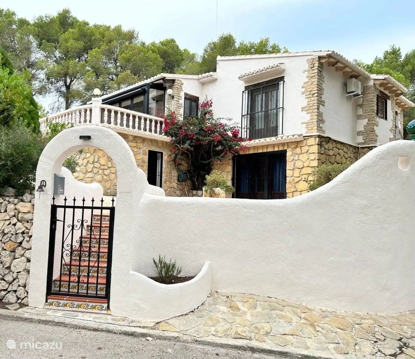 Vooraanzicht en zij aanzicht van het huis vanaf de straat bekeken.