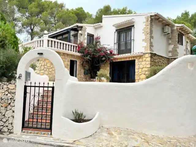 Siempre Verde - Con piscina climatizada en España, Costa Blanca, Moraira - villa Vista frontal y lateral de la casa vista desde la calle.