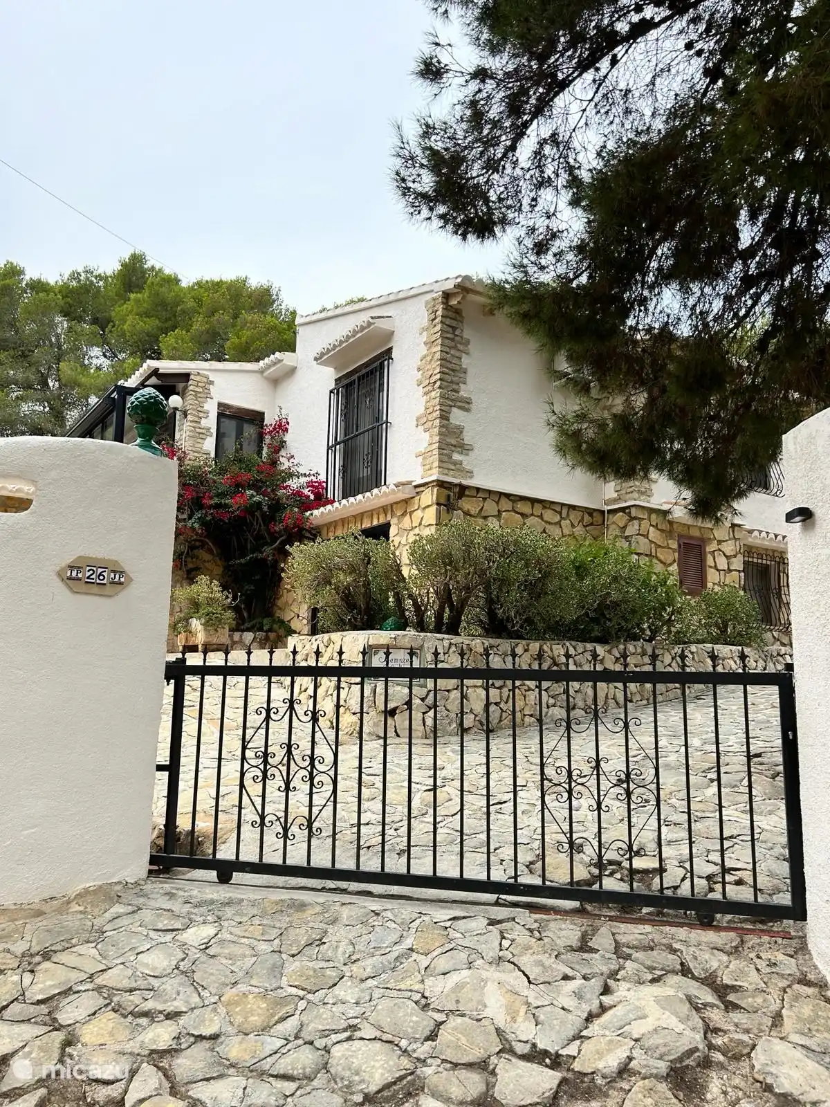 Vooraanzicht en zij aanzicht van het huis vanaf de straat bekeken.