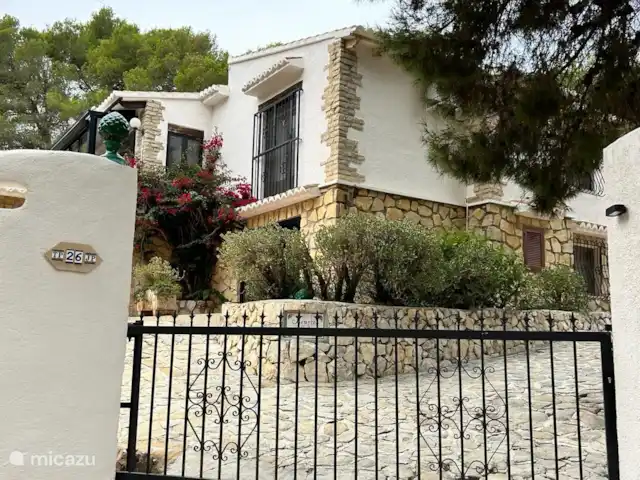 Siempre Verde - Con piscina climatizada en España, Costa Blanca, Moraira - villa Vista frontal y lateral de la casa vista desde la calle.