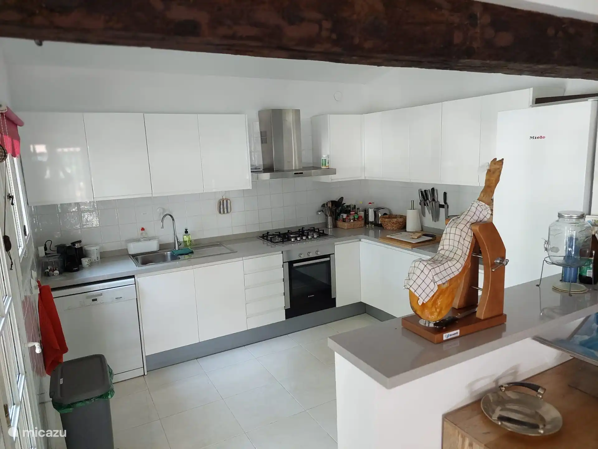 Ruime lichte keuken op de 1e verdieping (gelijkvloers met het zwembad niveau).