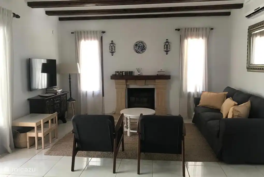 Ruime woonkamer met smart tv op de 1e verdieping (gelijkvloers met het zwembad niveau). 