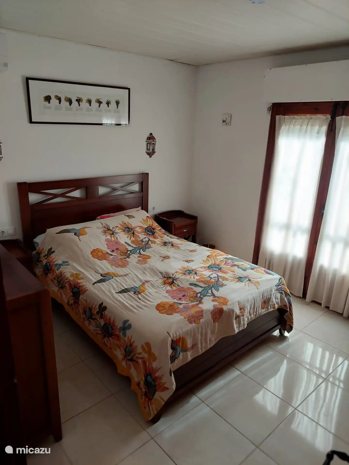 Slaapkamer met tweepersoonsbed op de 1e verdieping (gelijkvloers met het zwembad niveau). 