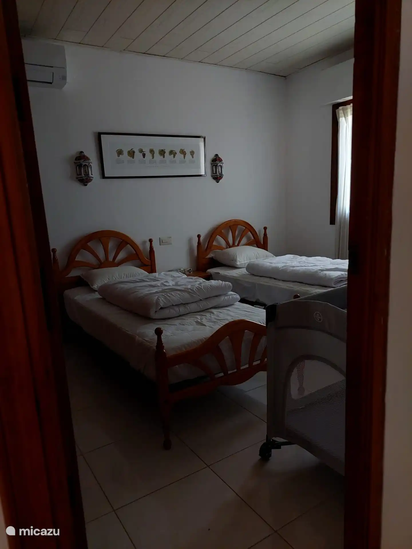 Slaapkamer met twee eenpersoonsbedden op de 1e verdieping (gelijkvloers met het zwembad niveau). 