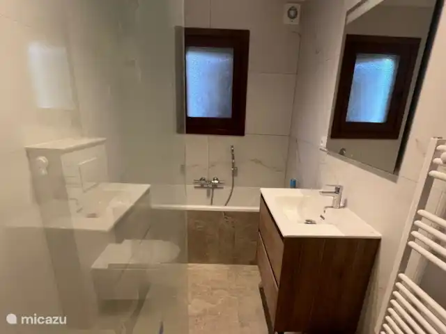 Siempre Verde - Con piscina climatizada en España, Costa Blanca, Moraira - villa Cuarto de baño en la 1ª planta (planta baja con el nivel de la piscina) con bañera y ducha a ras de suelo.