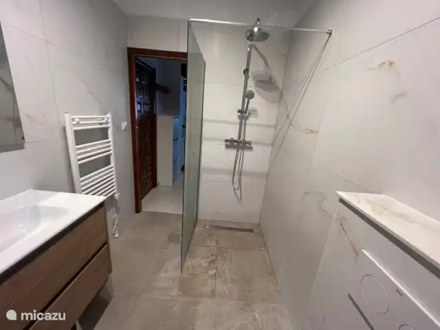 Siempre Verde - Con piscina climatizada en España, Costa Blanca, Moraira - villa Cuarto de baño en la 1ª planta (planta baja con el nivel de la piscina) con bañera y ducha a ras de suelo.