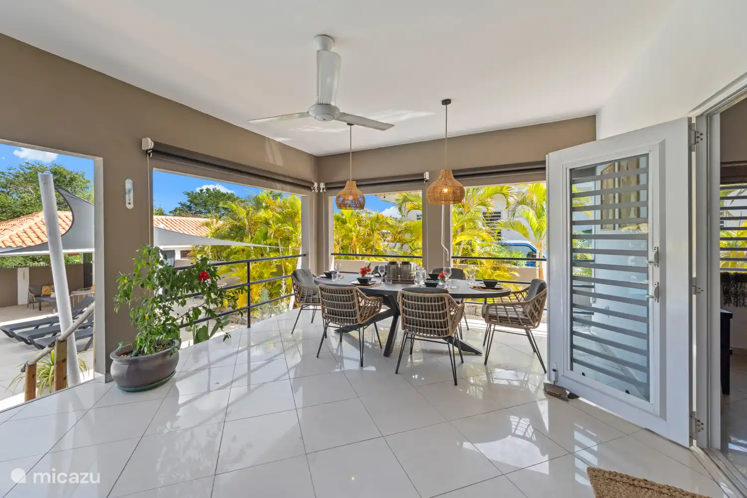 Veranda mit großem Tisch