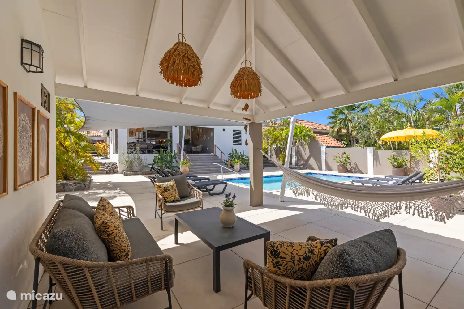 Im hinteren Teil des Gartens gibt es einen schönen Loungebereich