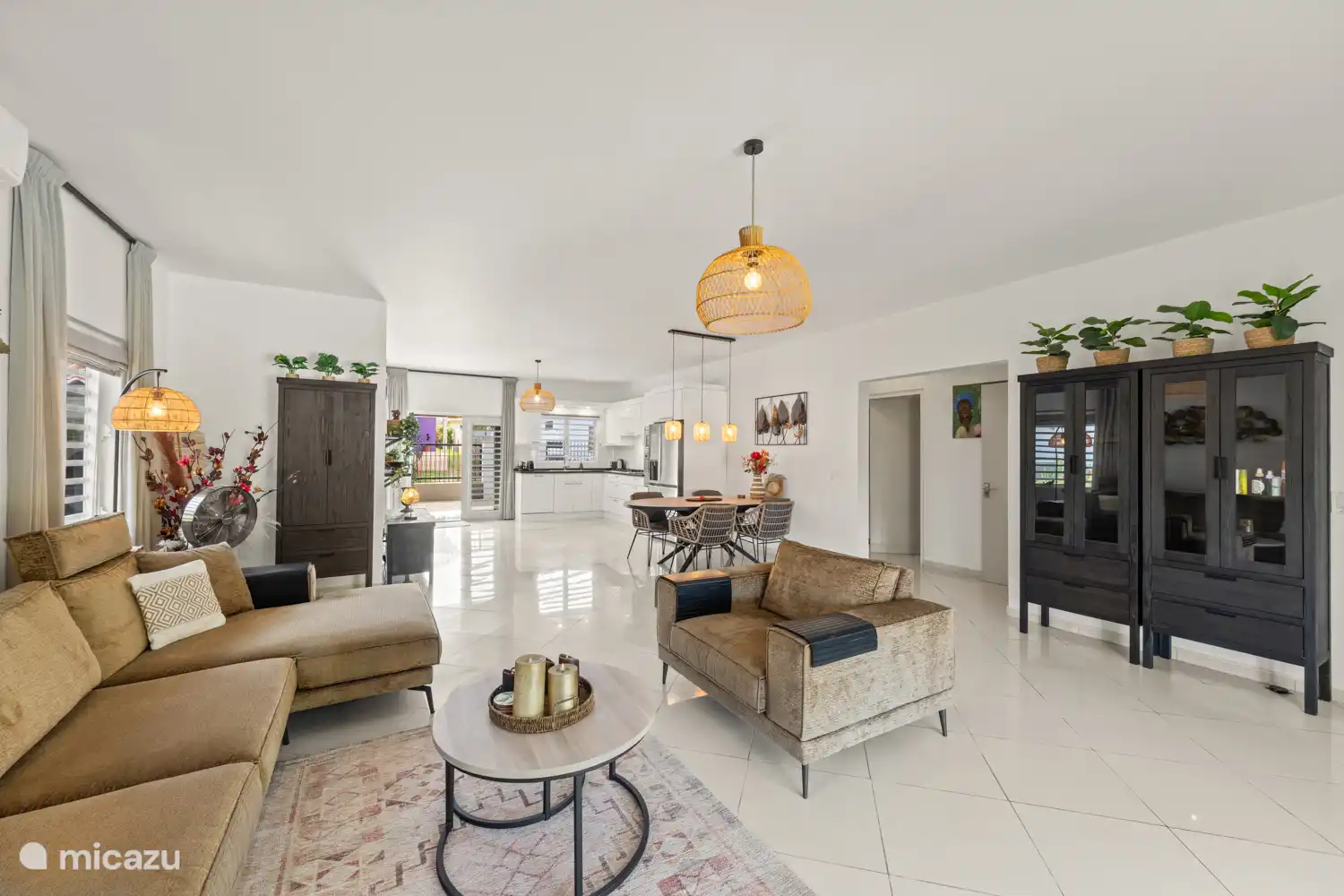 Geräumiges Wohnzimmer