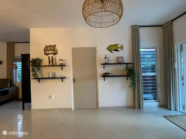 Kas Haddock huren in Curaçao, Banda Ariba (oost), Brakkeput Abou - villa Entree en achter de gesloten deur de waskamer