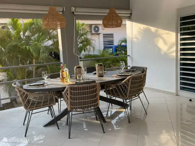 Kas Haddock huren in Curaçao, Banda Ariba (oost), Brakkeput Abou - villa Gezellige eethoek buiten op de porche