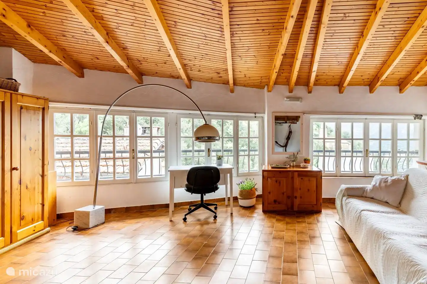 De zolder met grote ramen op de derde verdieping