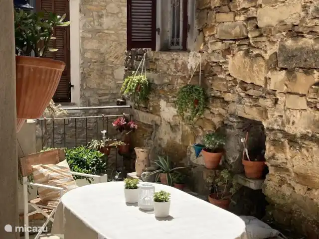 Maison de campagne sur la mer Ligure | Italie, Ligurie, Ventimiglia - maison de vacances La terrasse cosy pour votre petit-déjeuner, déjeuner et dîner