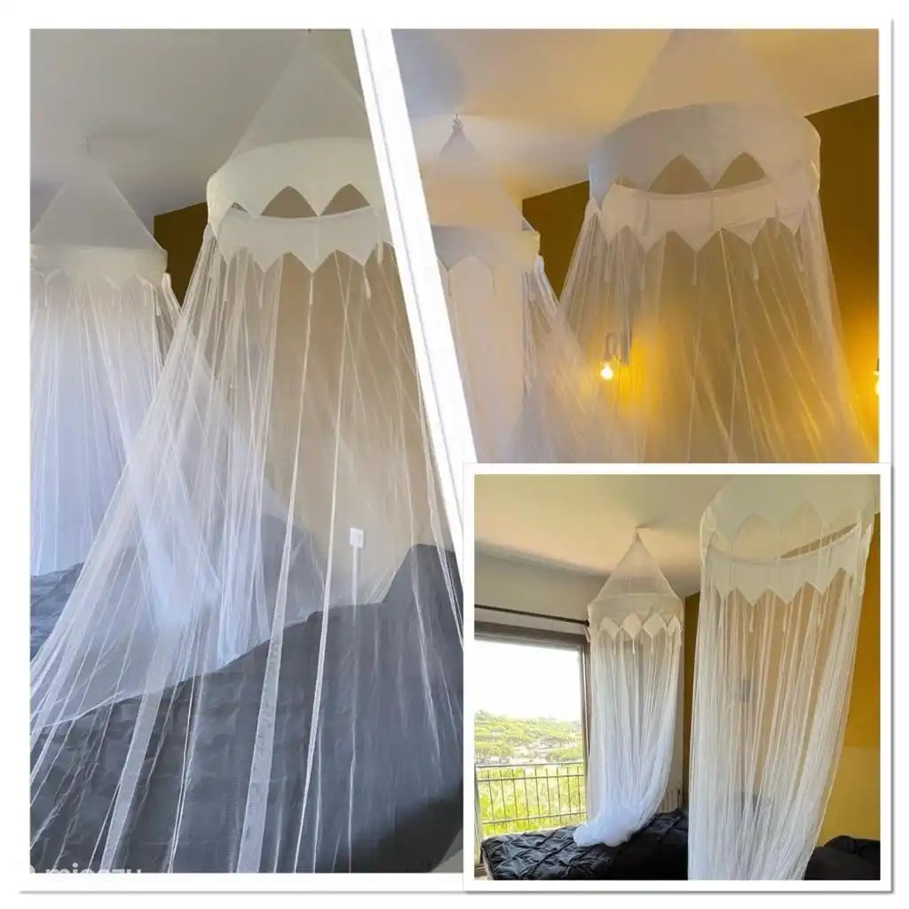 Bedroom with 2 single beds on the balcony side