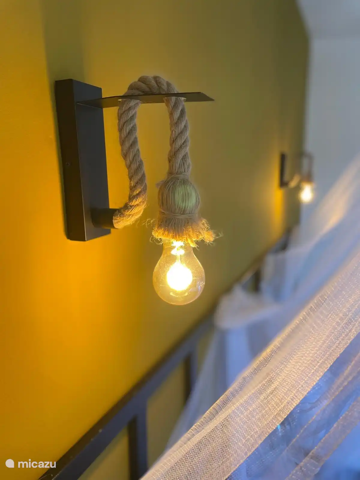 Bedroom with 2 single beds