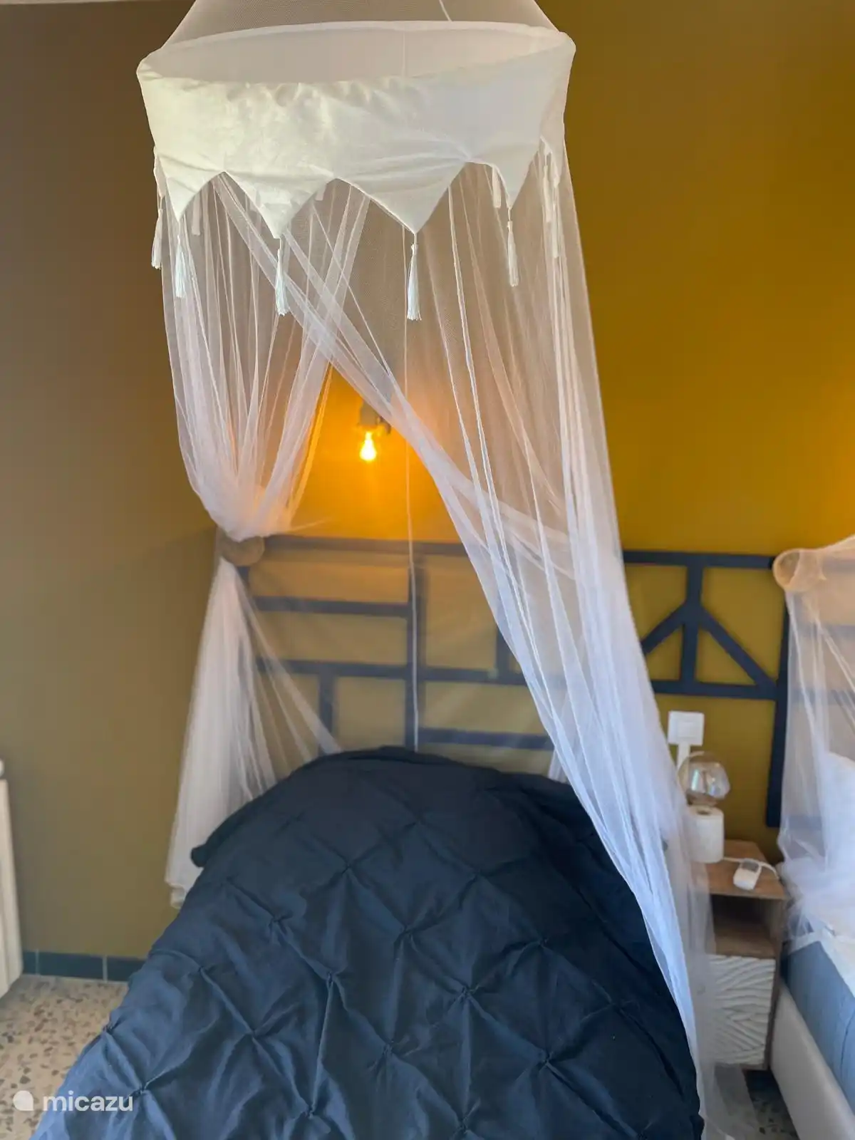 Bedroom with balcony and 2 single beds