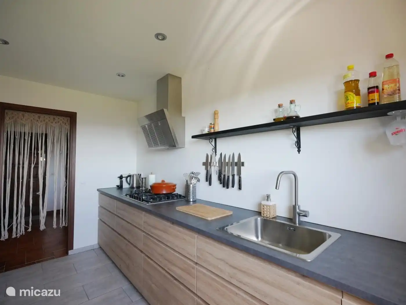 Spanish coffee maker In addition to a Nespresso machine, teapot and kettle, there is also a food processor, orange juicer and crockery for at least 6 people.