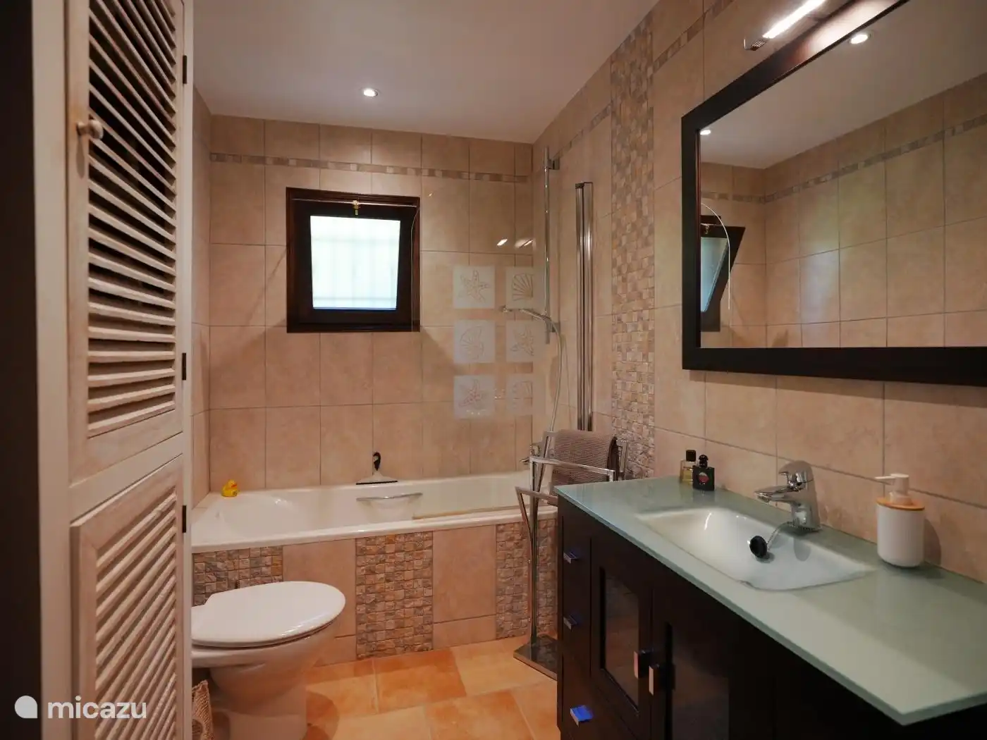 Bathroom near the bedrooms with bath/walk-in shower and toilet