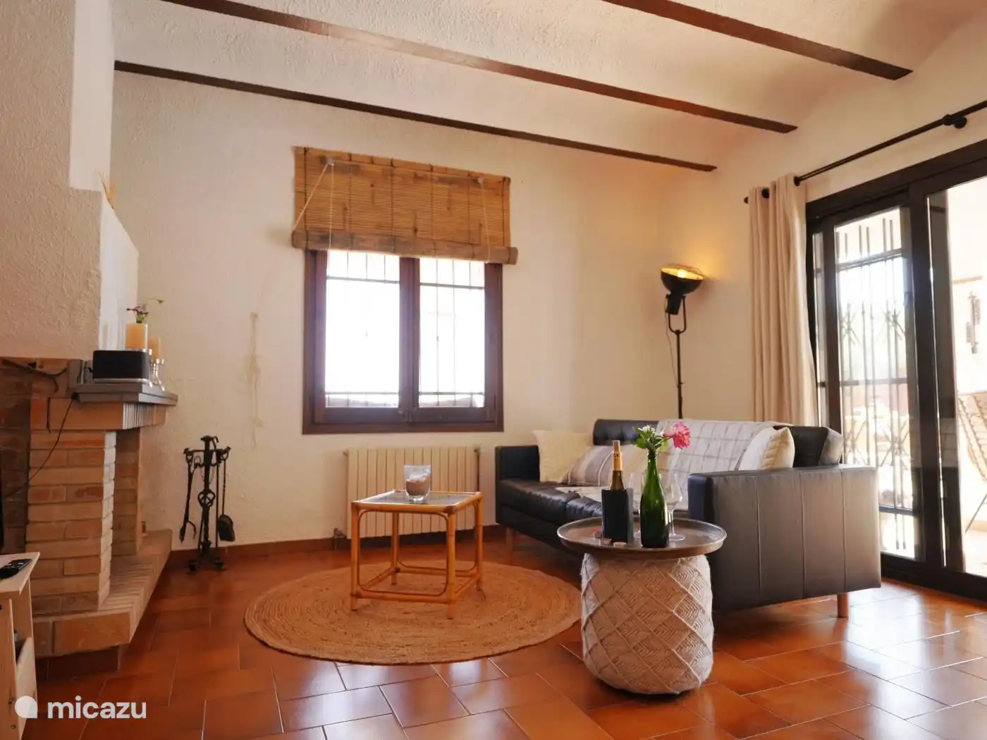 Sitting area in the living room overlooking the veranda/coast