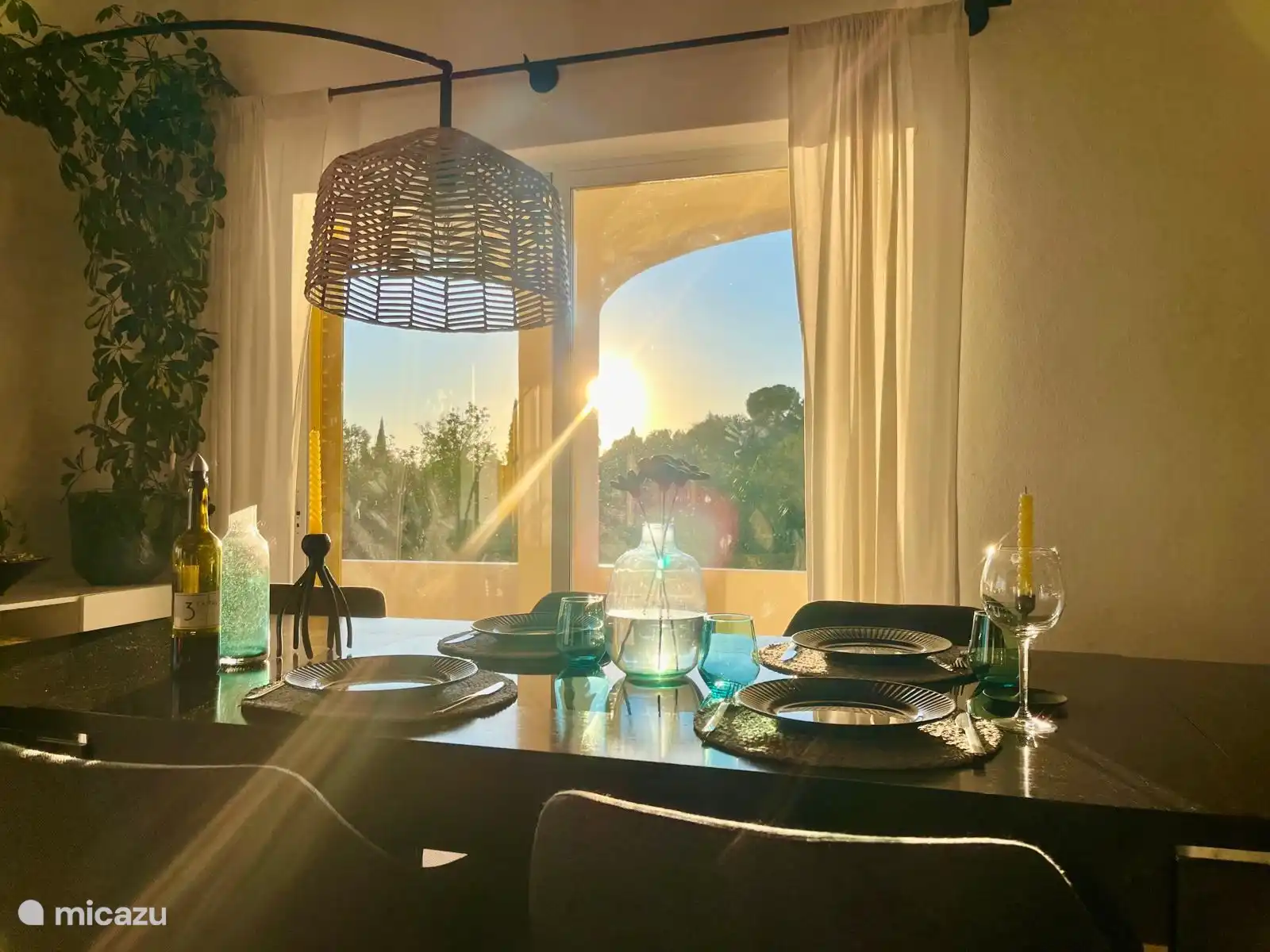 De eettafel met ondergaande zon