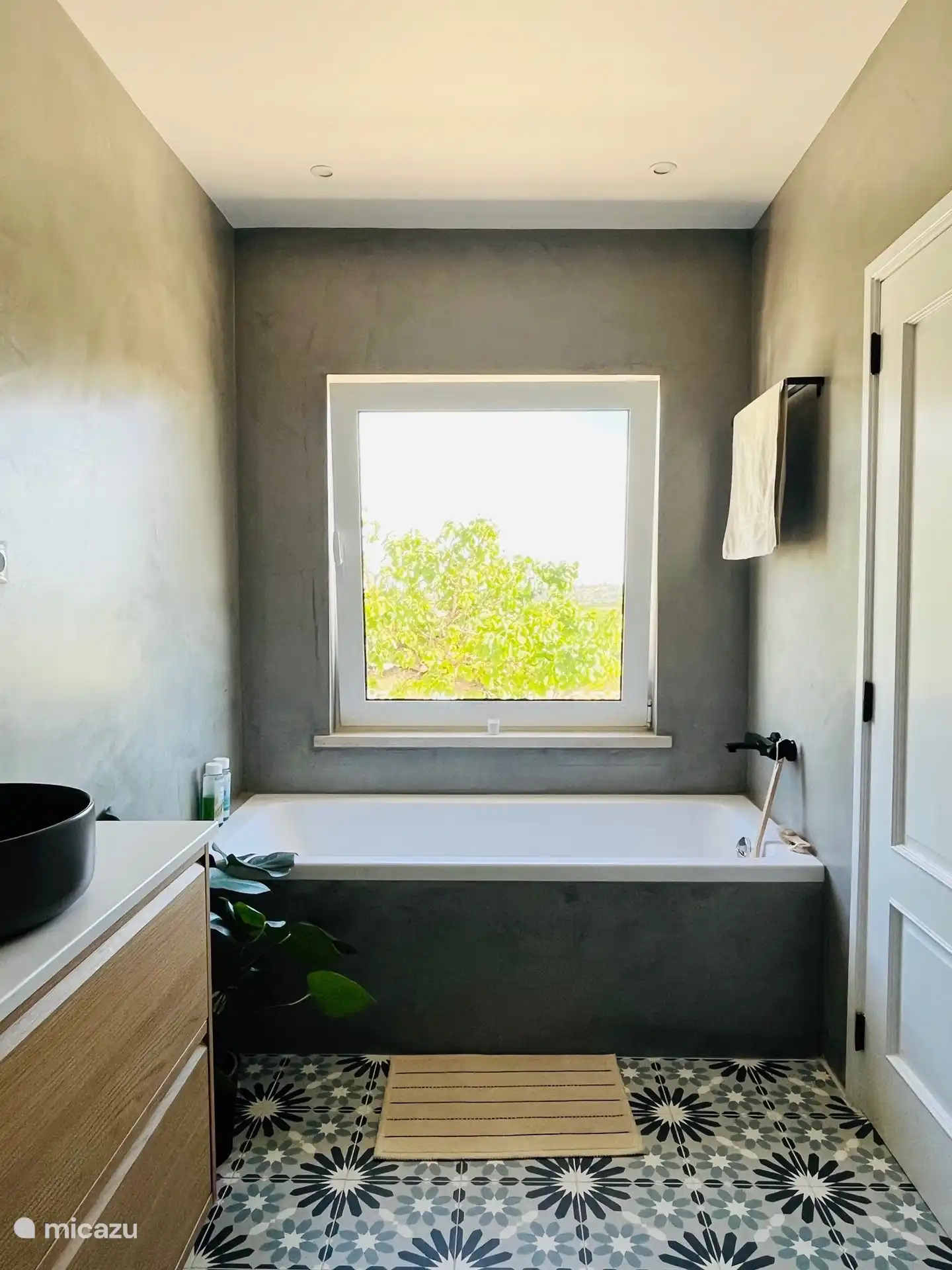 Uitzicht vanuit het bad in de nieuwe badkamer (bij slaapkamer 2)