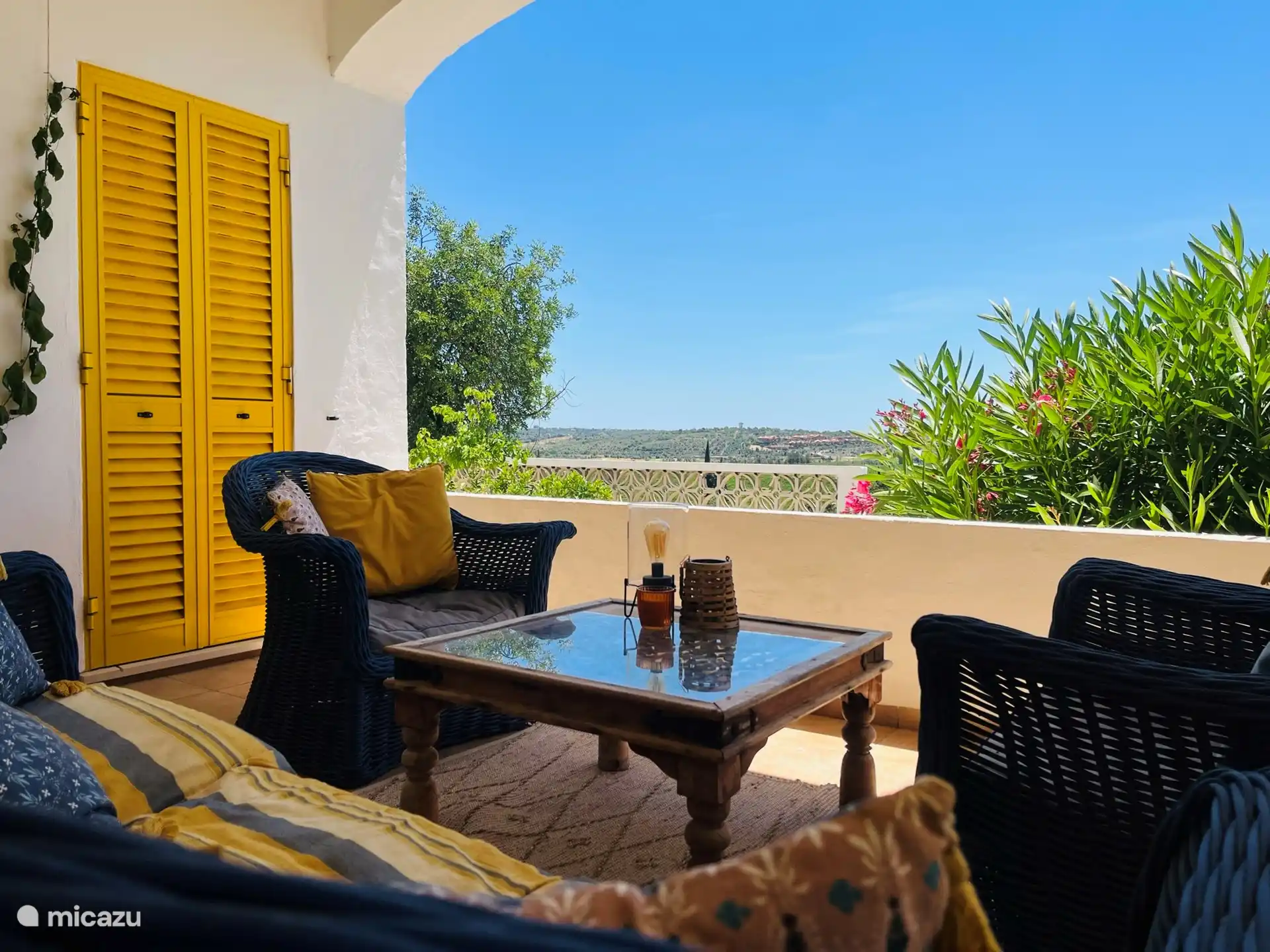 De loungeplek op onze veranda met het uitzicht