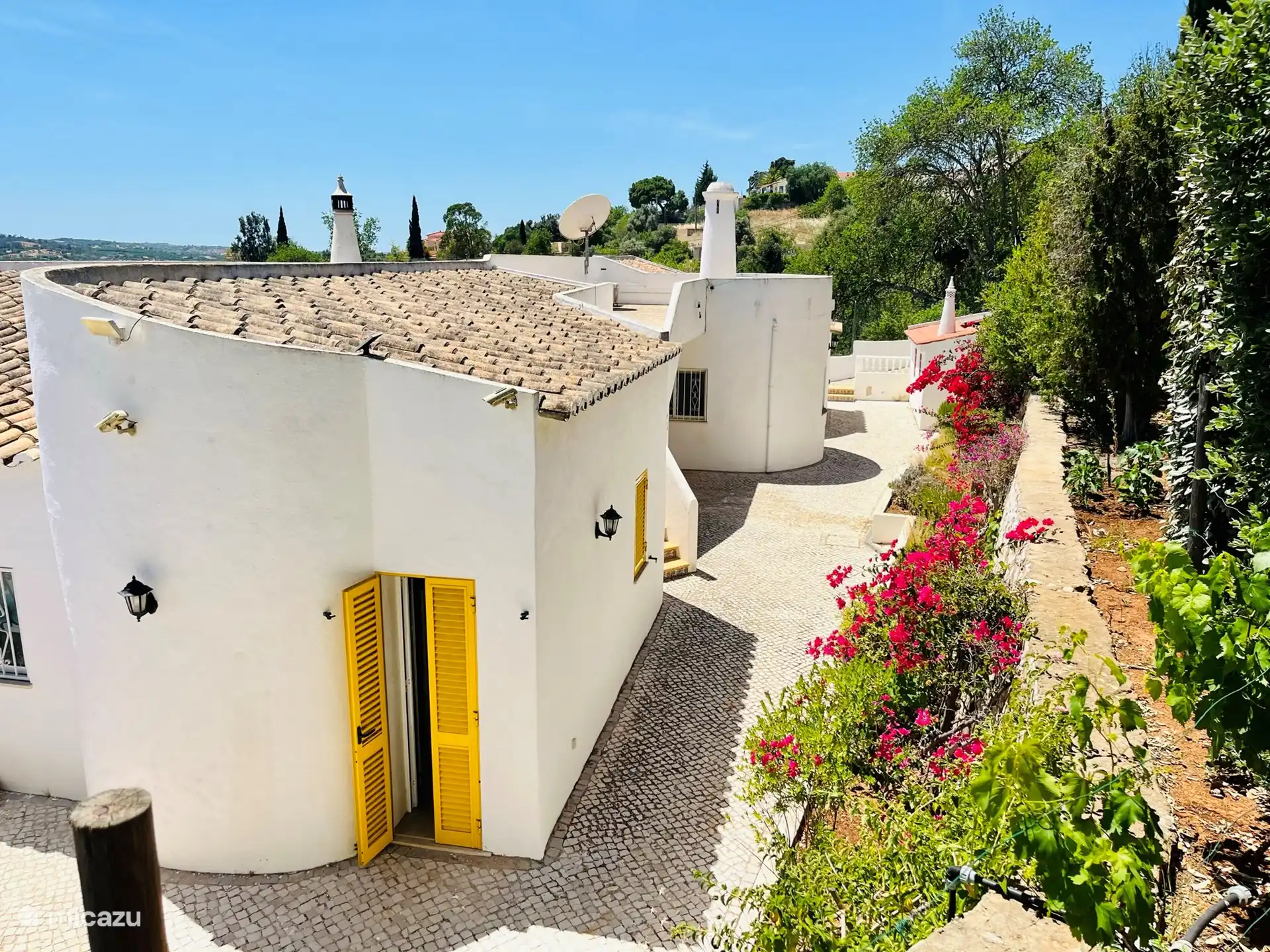 De voorkant van ons huis vanaf de groentetuin