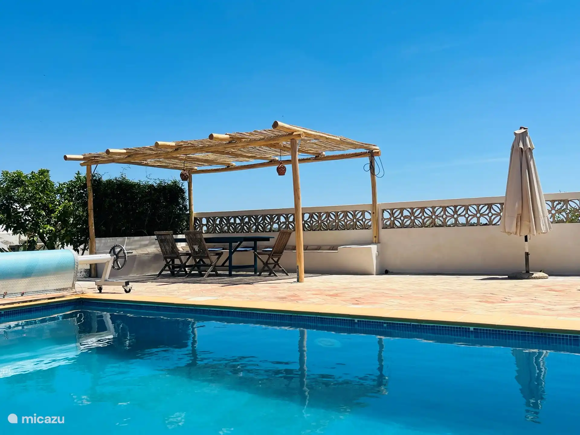 Het zwembad met het terras