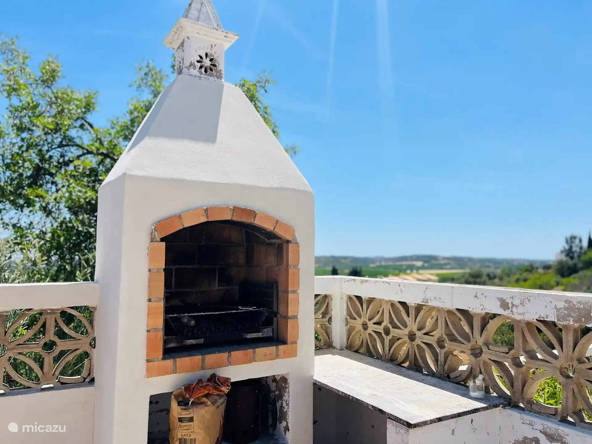 De traditionele BBQ voor een heerlijke kip piripiri of kabeljauw