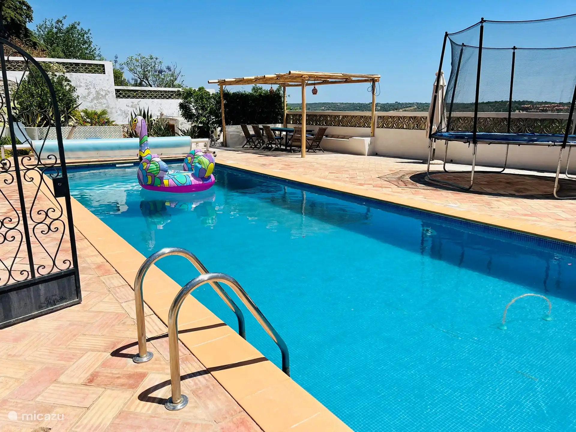 Zwembad met trampoline