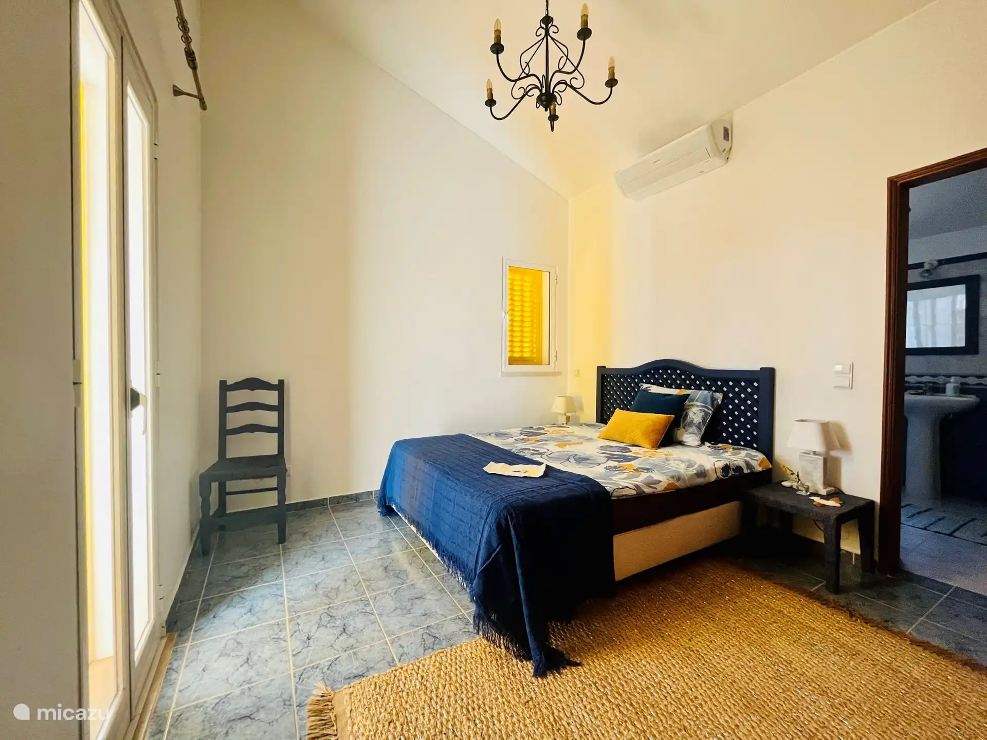 Kamer 1 met dubbelbed en met badkamer