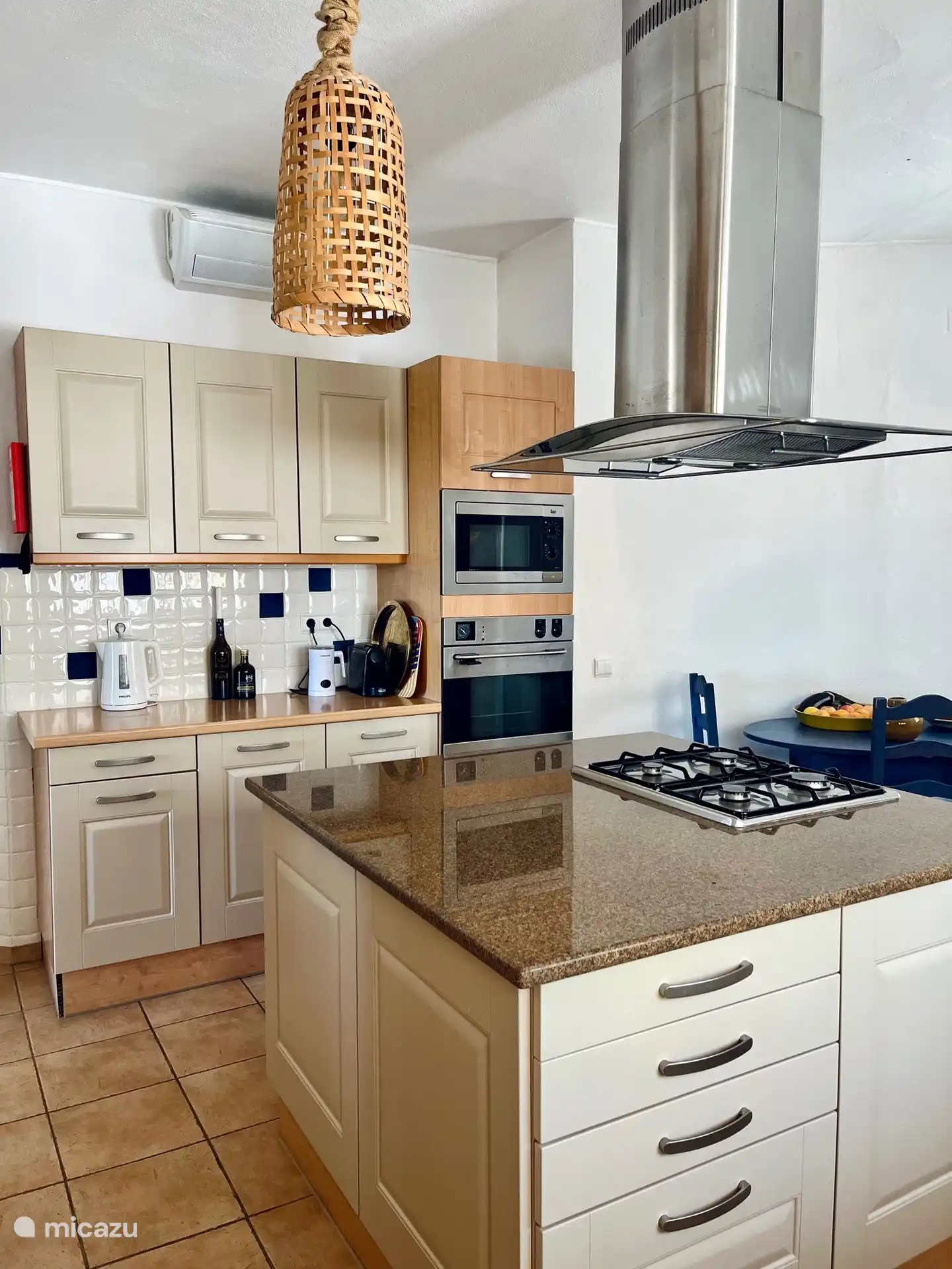 Onze keuken met oven, vaatwasser, magnetron, nespresso apparaat en grote koelkast/vriezer.