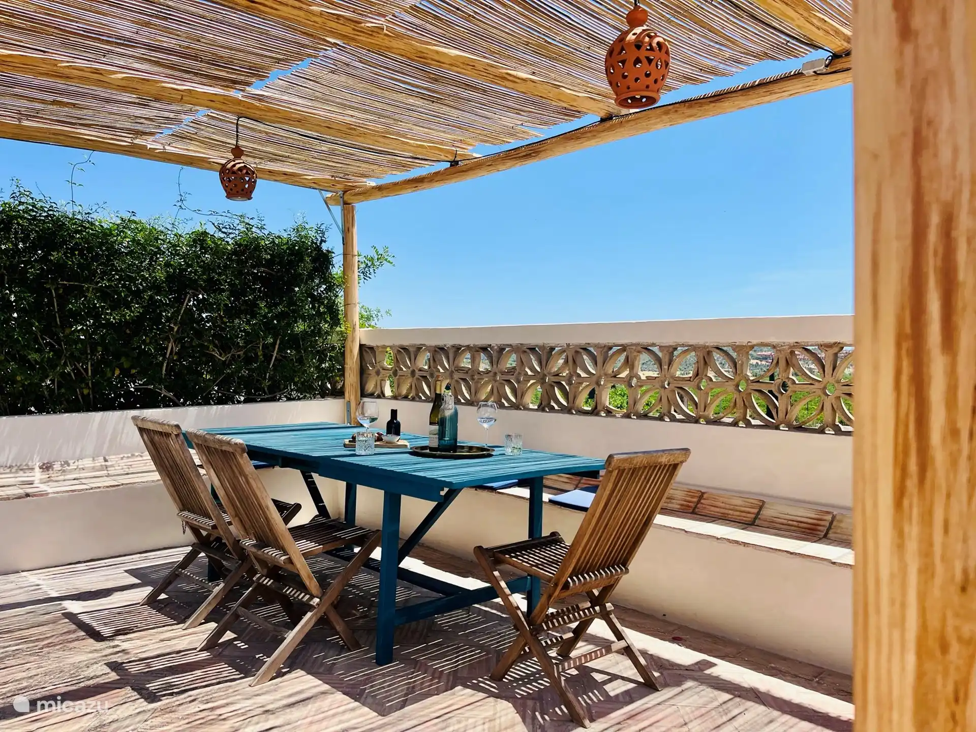 Het buiten terras naast het zwembad