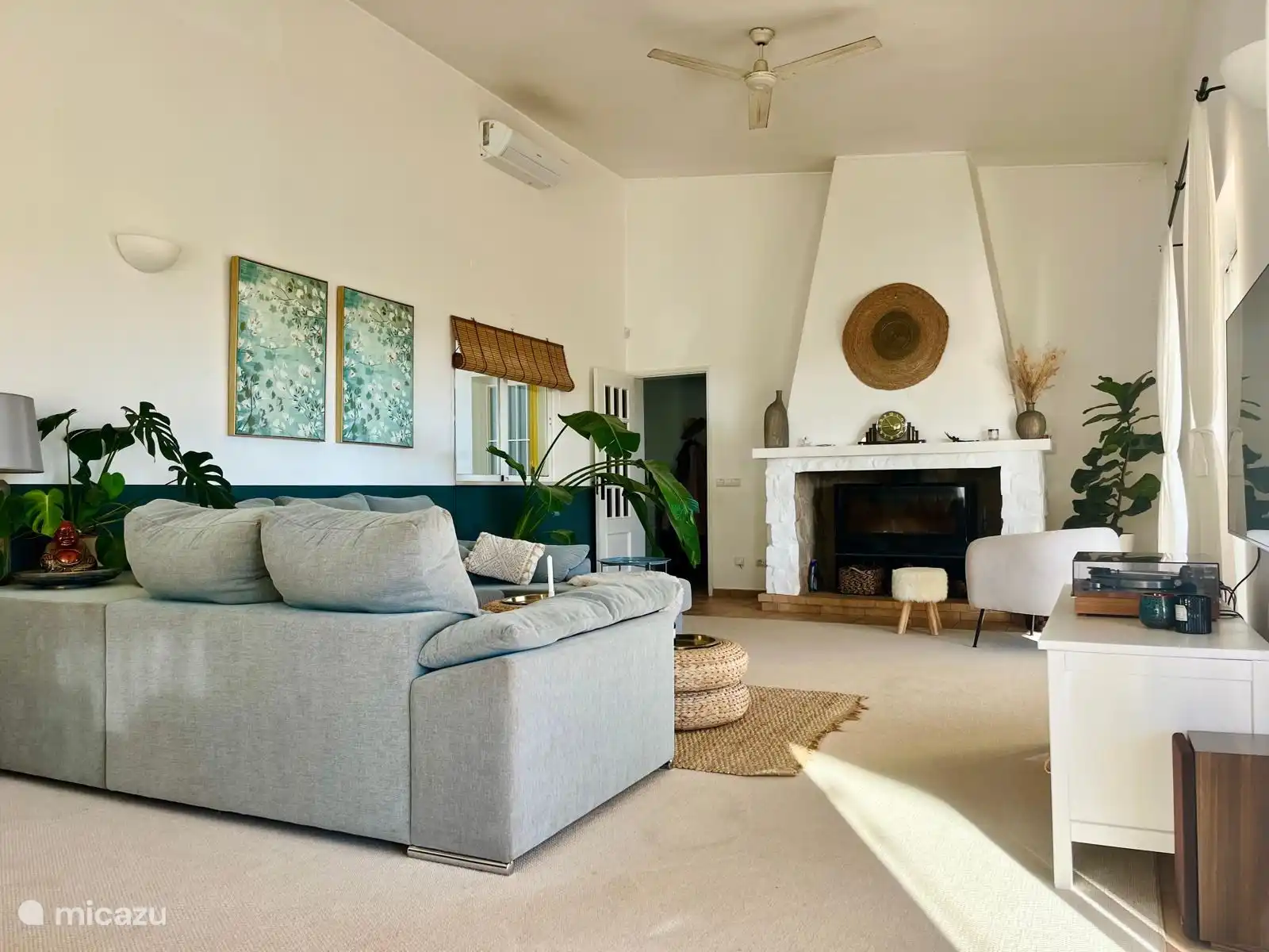 De sfeervolle en ruime woonkamer met open haard