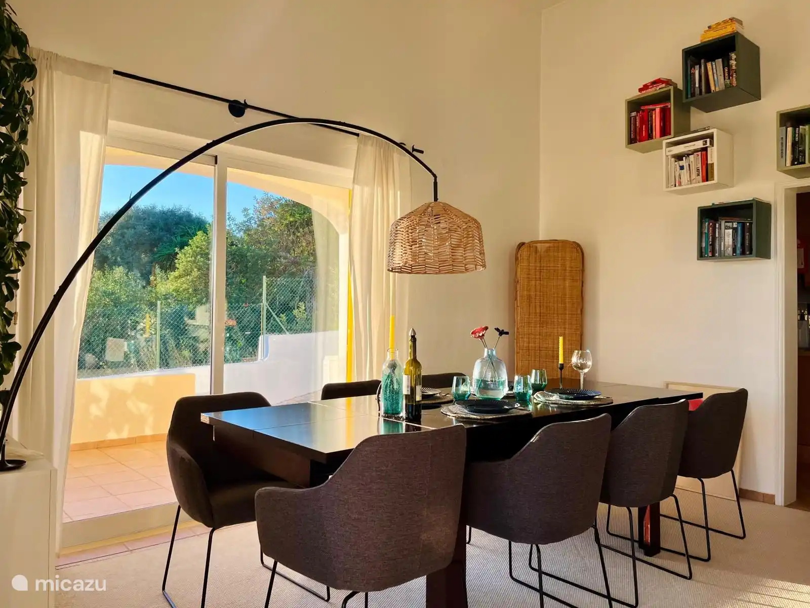 De grote eettafel met 8 stoelen