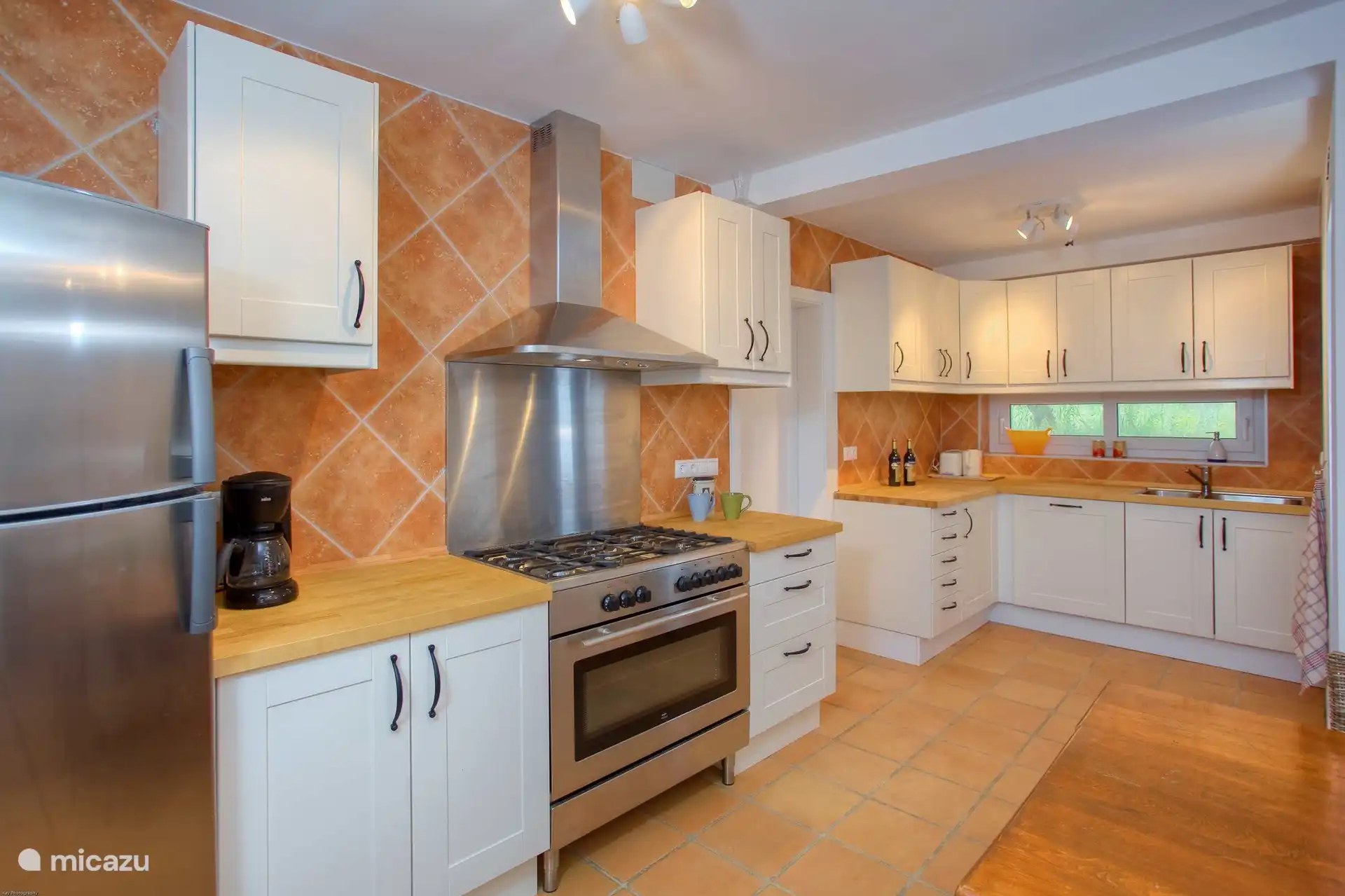 Die zweite Küche grenzt an das Wohn-/TV-Zimmer