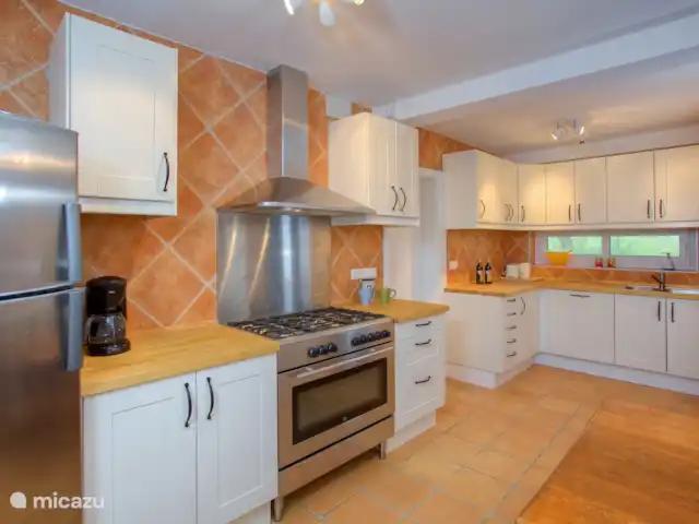 La Finca en España, Costa Blanca, Jávea - finca La segunda cocina está adyacente a la sala de estar/TV.