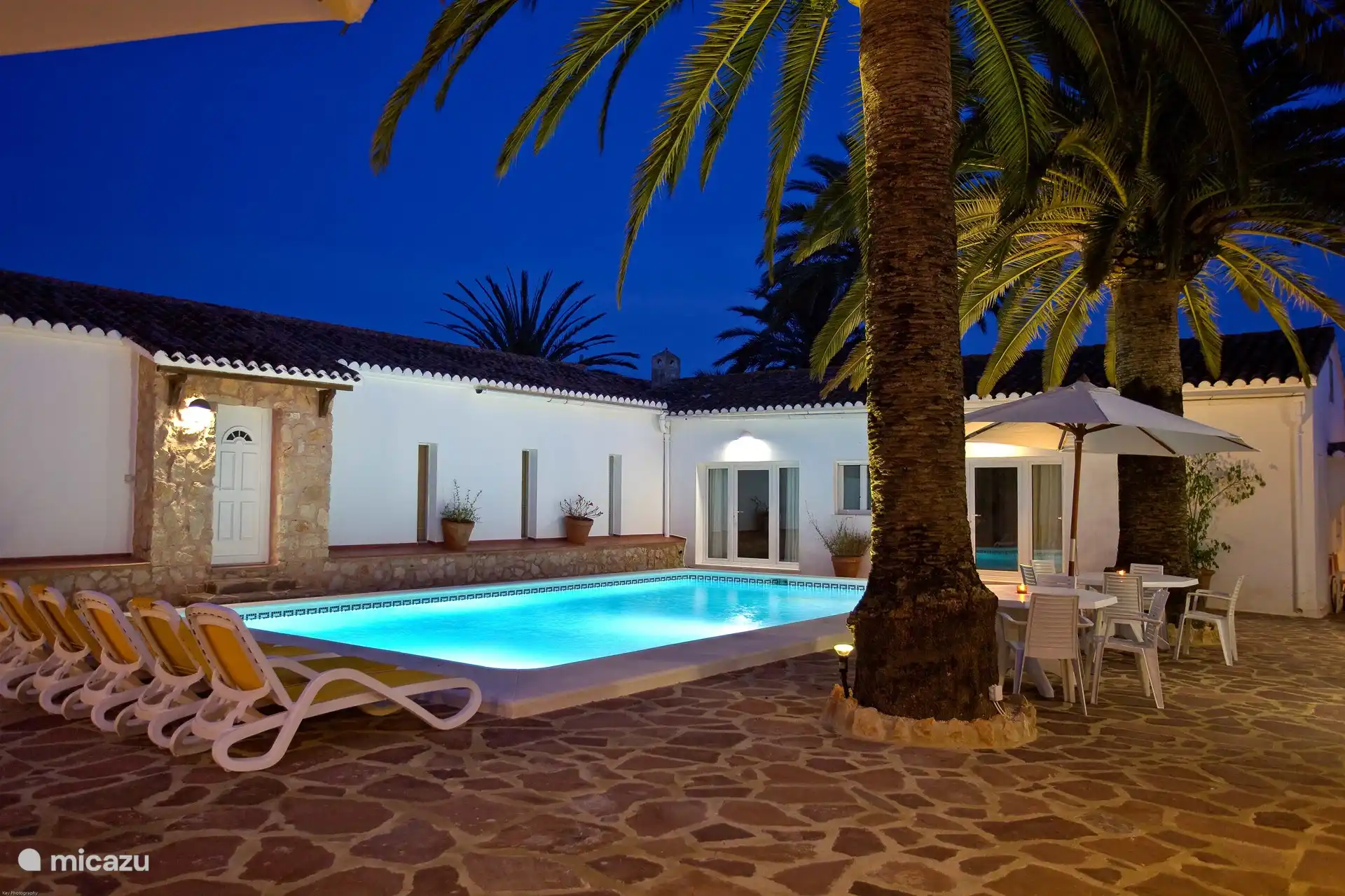 Abends ist La Finca stimmungsvoll beleuchtet