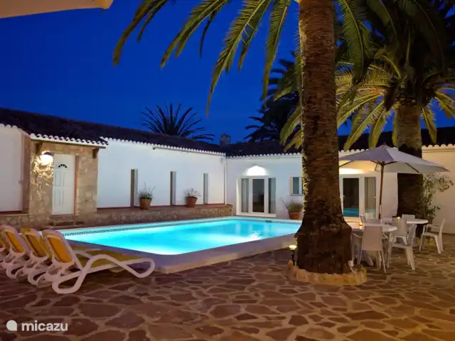La Finca en España, Costa Blanca, Jávea - finca Por la noche, La Finca está atractivamente iluminada.