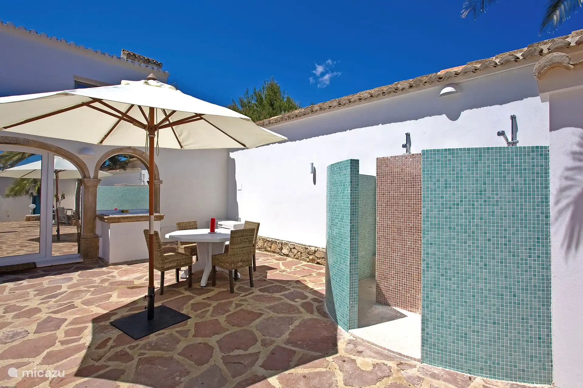 Bitte duschen Sie vor dem Schwimmen in der Außendusche