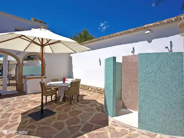 La Finca en España, Costa Blanca, Jávea - finca Dúchese en la ducha al aire libre antes de nadar.