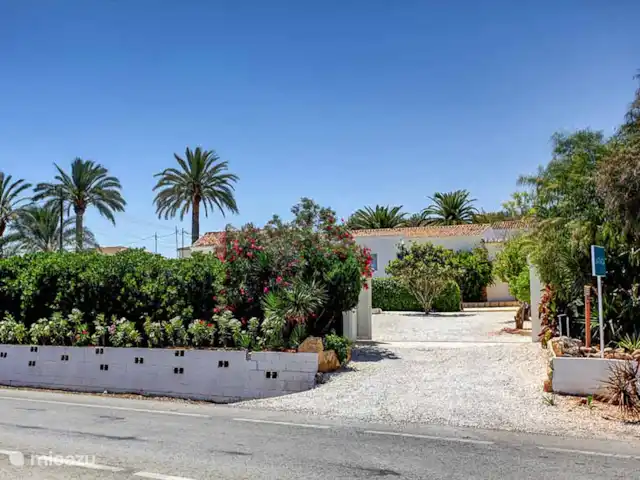 La Finca en España, Costa Blanca, Jávea - finca Amplio acceso al espacioso estacionamiento.