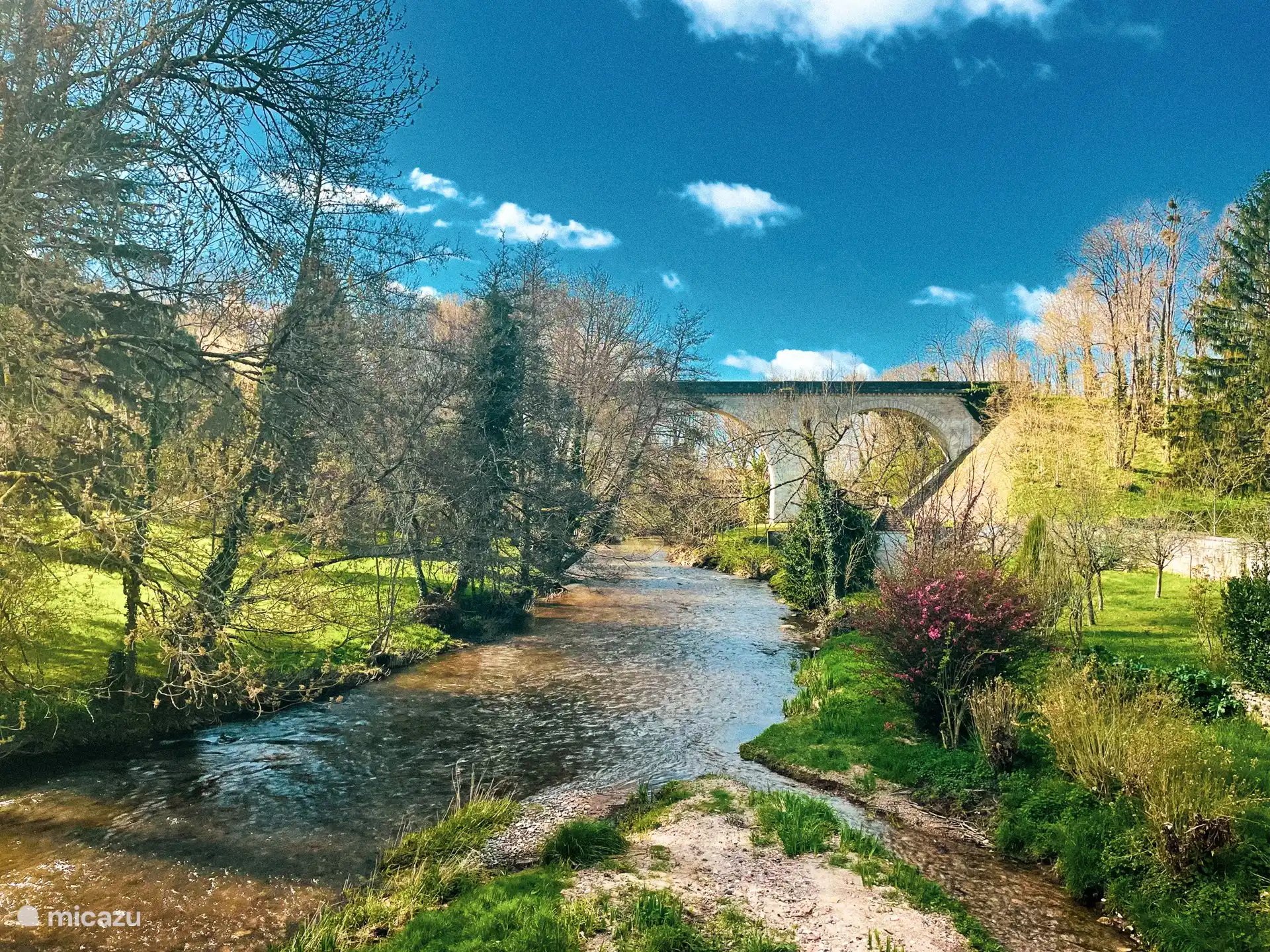 El antiguo puente ferroviario de Saint Pardoux la Riviere