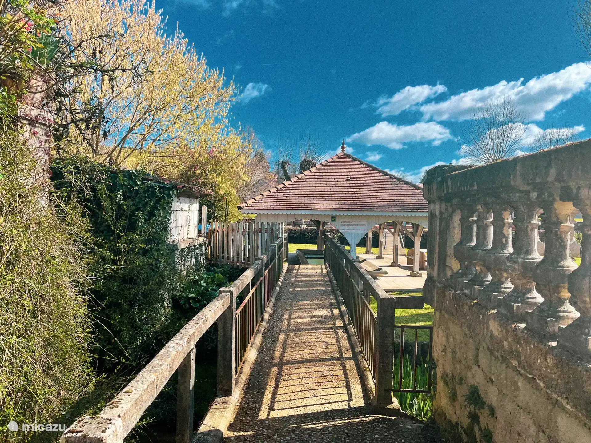 Acceso al r&#237;o Dronne en Saint Pardoux la Riviere