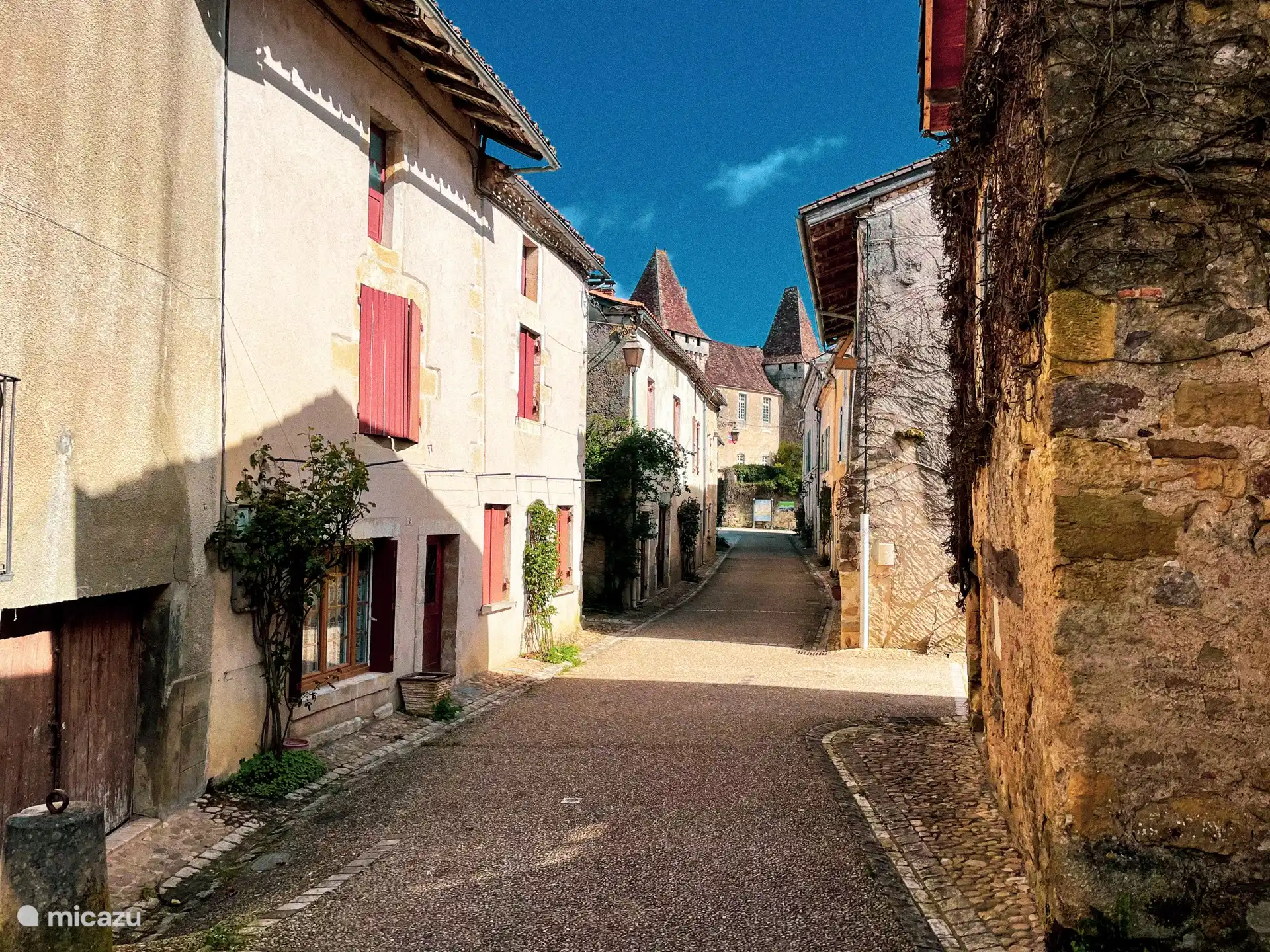 Un callej&#243;n en Saint-Jean-de C&#244;le.