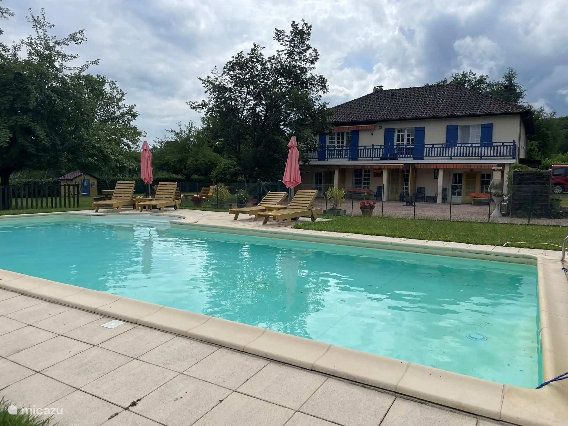 Vista de los apartamentos desde la piscina. 